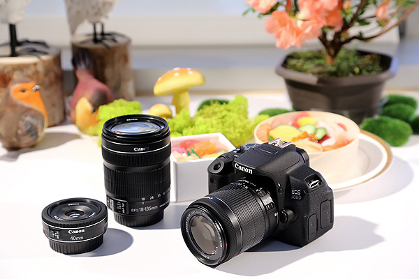 圖說二，Canon今日（3）發表EOS 700D數位單眼相機，同時再推出搭載步進馬達的EF-S 18-55mm f3.5-5.6 IS STM鏡頭（右一）的單鏡套組，在動態錄影時能有更寧靜的拍攝體驗。