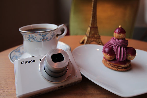 (圖說三) Canon PowerShot S110今宣佈降價1,000元，輕巧體積最適合外出旅遊或下午茶使用，為潮流靚女最佳首選。